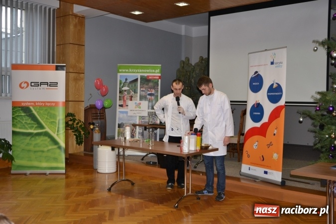 Zdjęcie w galerii na portalu naszraciborz.pl: Gazowy zawrót głowy – zajęcia w ramach Krzyżanowickiego Uniwersytetu Dziecięcego  wiadomości z regionu