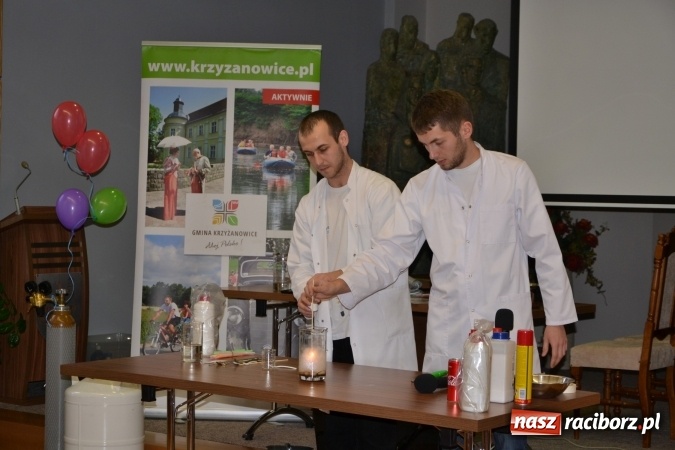 Zdjęcie w galerii na portalu naszraciborz.pl: Gazowy zawrót głowy – zajęcia w ramach Krzyżanowickiego Uniwersytetu Dziecięcego  wiadomości z regionu