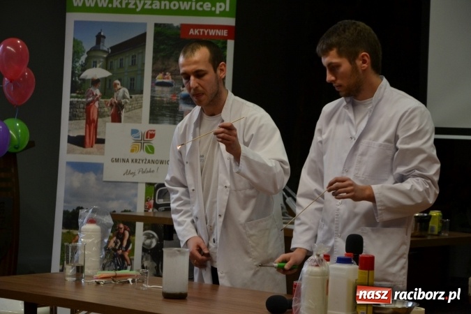 Zdjęcie w galerii na portalu naszraciborz.pl: Gazowy zawrót głowy – zajęcia w ramach Krzyżanowickiego Uniwersytetu Dziecięcego  wiadomości z regionu