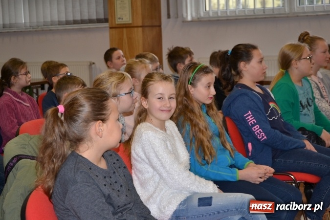 Zdjęcie w galerii na portalu naszraciborz.pl: Gazowy zawrót głowy – zajęcia w ramach Krzyżanowickiego Uniwersytetu Dziecięcego  wiadomości z regionu