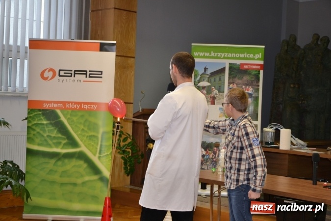 Zdjęcie w galerii na portalu naszraciborz.pl: Gazowy zawrót głowy – zajęcia w ramach Krzyżanowickiego Uniwersytetu Dziecięcego  wiadomości z regionu