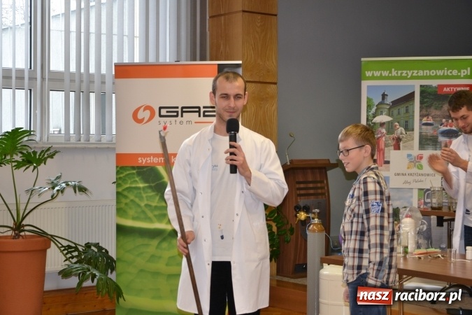 Zdjęcie w galerii na portalu naszraciborz.pl: Gazowy zawrót głowy – zajęcia w ramach Krzyżanowickiego Uniwersytetu Dziecięcego  wiadomości z regionu