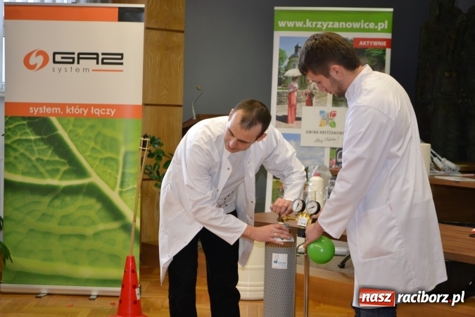 Zdjęcie w galerii na portalu naszraciborz.pl: Gazowy zawrót głowy – zajęcia w ramach Krzyżanowickiego Uniwersytetu Dziecięcego  wiadomości z regionu