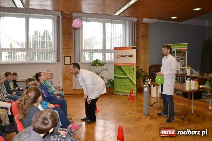 Zdjęcie w galerii na portalu naszraciborz.pl: Gazowy zawrót głowy – zajęcia w ramach Krzyżanowickiego Uniwersytetu Dziecięcego  wiadomości z regionu