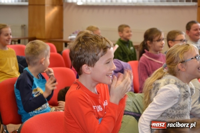 Zdjęcie w galerii na portalu naszraciborz.pl: Gazowy zawrót głowy – zajęcia w ramach Krzyżanowickiego Uniwersytetu Dziecięcego  wiadomości z regionu