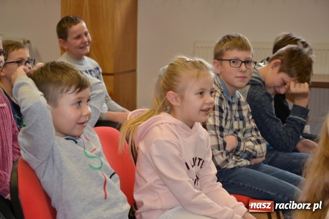 Zdjęcie w galerii na portalu naszraciborz.pl: Gazowy zawrót głowy – zajęcia w ramach Krzyżanowickiego Uniwersytetu Dziecięcego  wiadomości z regionu