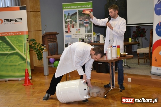 Zdjęcie w galerii na portalu naszraciborz.pl: Gazowy zawrót głowy – zajęcia w ramach Krzyżanowickiego Uniwersytetu Dziecięcego  wiadomości z regionu