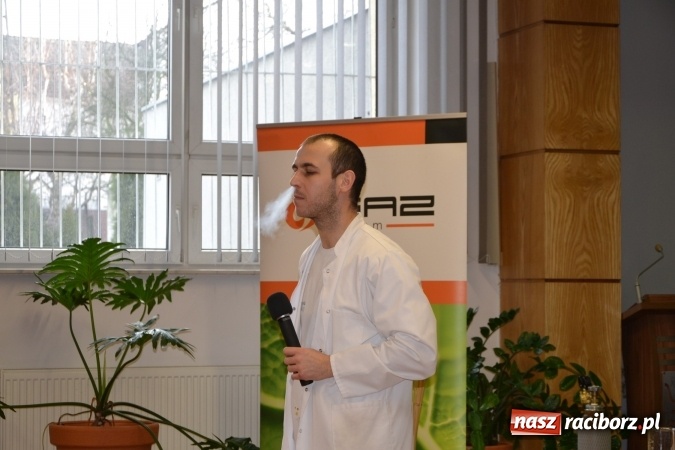 Zdjęcie w galerii na portalu naszraciborz.pl: Gazowy zawrót głowy – zajęcia w ramach Krzyżanowickiego Uniwersytetu Dziecięcego  wiadomości z regionu