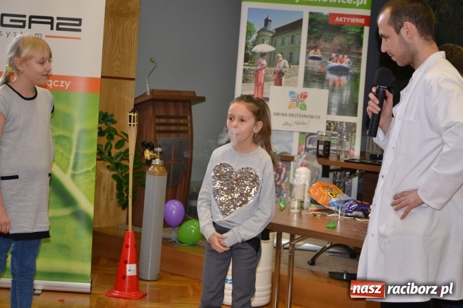 Zdjęcie w galerii na portalu naszraciborz.pl: Gazowy zawrót głowy – zajęcia w ramach Krzyżanowickiego Uniwersytetu Dziecięcego  wiadomości z regionu