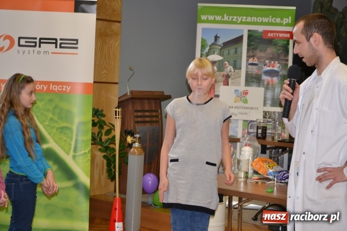 Zdjęcie w galerii na portalu naszraciborz.pl: Gazowy zawrót głowy – zajęcia w ramach Krzyżanowickiego Uniwersytetu Dziecięcego  wiadomości z regionu