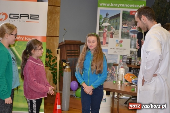 Zdjęcie w galerii na portalu naszraciborz.pl: Gazowy zawrót głowy – zajęcia w ramach Krzyżanowickiego Uniwersytetu Dziecięcego  wiadomości z regionu