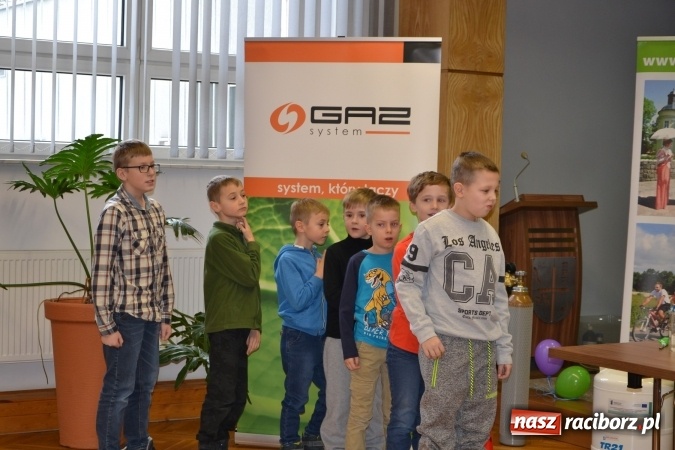 Zdjęcie w galerii na portalu naszraciborz.pl: Gazowy zawrót głowy – zajęcia w ramach Krzyżanowickiego Uniwersytetu Dziecięcego  wiadomości z regionu