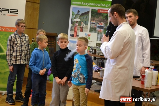 Zdjęcie w galerii na portalu naszraciborz.pl: Gazowy zawrót głowy – zajęcia w ramach Krzyżanowickiego Uniwersytetu Dziecięcego  wiadomości z regionu