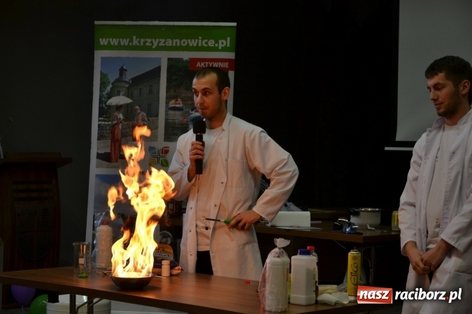 Zdjęcie w galerii na portalu naszraciborz.pl: Gazowy zawrót głowy – zajęcia w ramach Krzyżanowickiego Uniwersytetu Dziecięcego  wiadomości z regionu