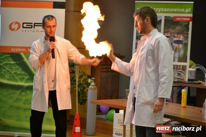 Zdjęcie w galerii na portalu naszraciborz.pl: Gazowy zawrót głowy – zajęcia w ramach Krzyżanowickiego Uniwersytetu Dziecięcego  wiadomości z regionu