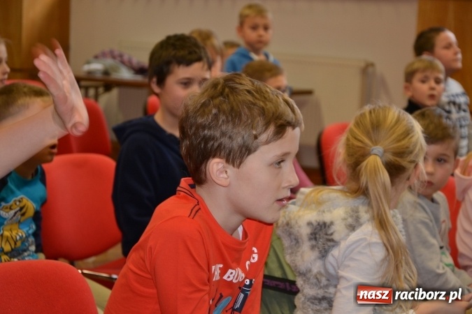 Zdjęcie w galerii na portalu naszraciborz.pl: Gazowy zawrót głowy – zajęcia w ramach Krzyżanowickiego Uniwersytetu Dziecięcego  wiadomości z regionu