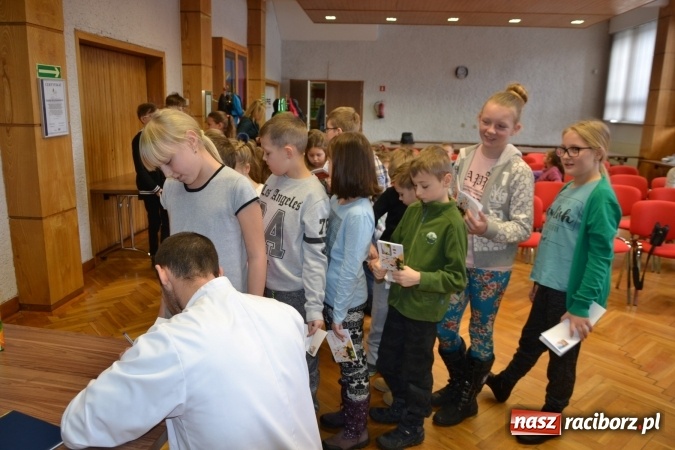 Zdjęcie w galerii na portalu naszraciborz.pl: Gazowy zawrót głowy – zajęcia w ramach Krzyżanowickiego Uniwersytetu Dziecięcego  wiadomości z regionu