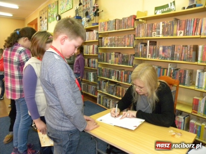 Zdjęcie w galerii na portalu naszraciborz.pl: Ferie z biblioteką: spotkanie z pisarką Beatą Ostrowicką wiadomości z regionu