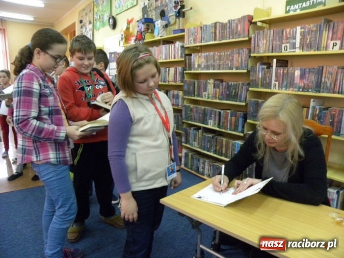 Zdjęcie w galerii na portalu naszraciborz.pl: Ferie z biblioteką: spotkanie z pisarką Beatą Ostrowicką wiadomości z regionu