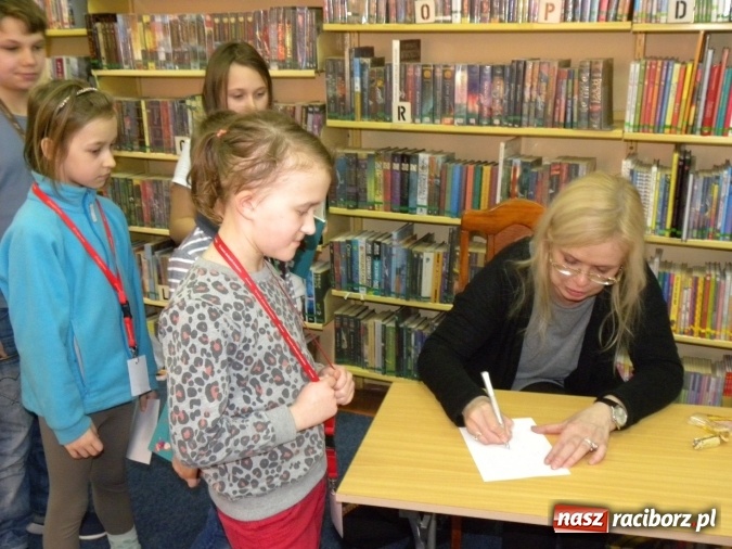 Zdjęcie w galerii na portalu naszraciborz.pl: Ferie z biblioteką: spotkanie z pisarką Beatą Ostrowicką wiadomości z regionu