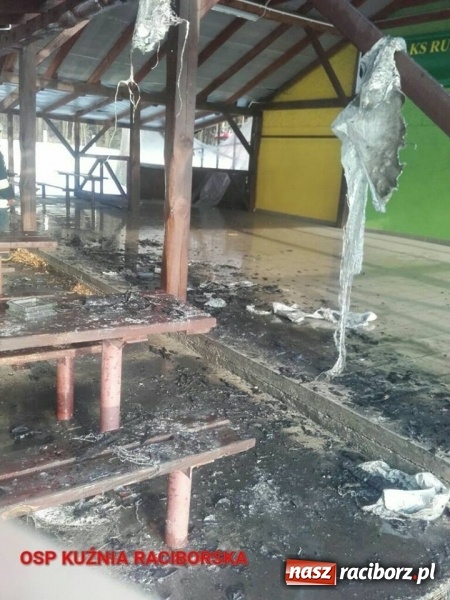 Zdjęcie w galerii na portalu naszraciborz.pl: Przy boisku w Rudzie Kozielskiej paliła się wiata wiadomości z regionu