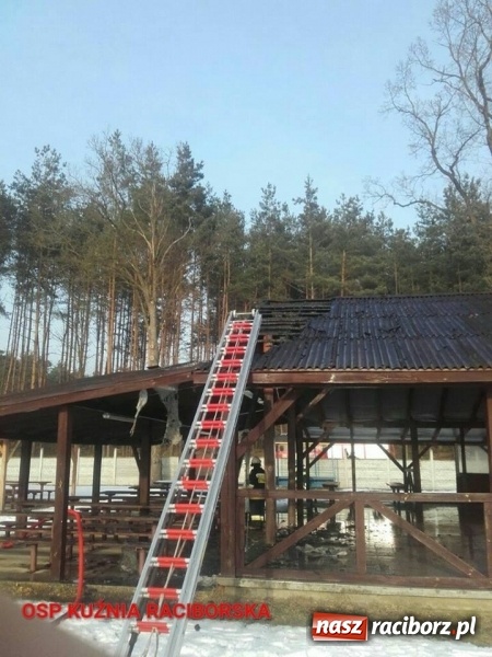 Zdjęcie w galerii na portalu naszraciborz.pl: Przy boisku w Rudzie Kozielskiej paliła się wiata wiadomości z regionu