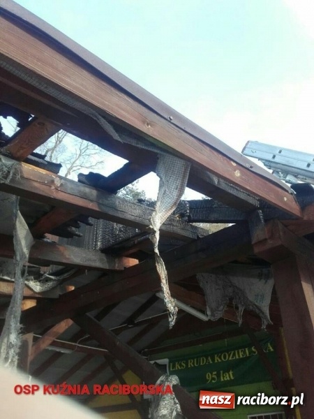 Zdjęcie w galerii na portalu naszraciborz.pl: Przy boisku w Rudzie Kozielskiej paliła się wiata wiadomości z regionu