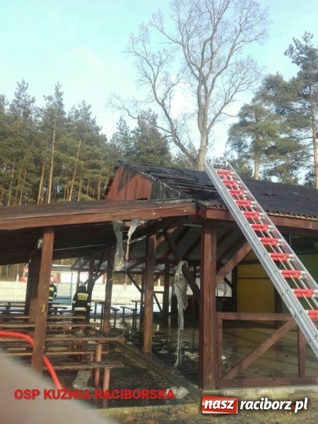 Zdjęcie w galerii na portalu naszraciborz.pl: Przy boisku w Rudzie Kozielskiej paliła się wiata wiadomości z regionu