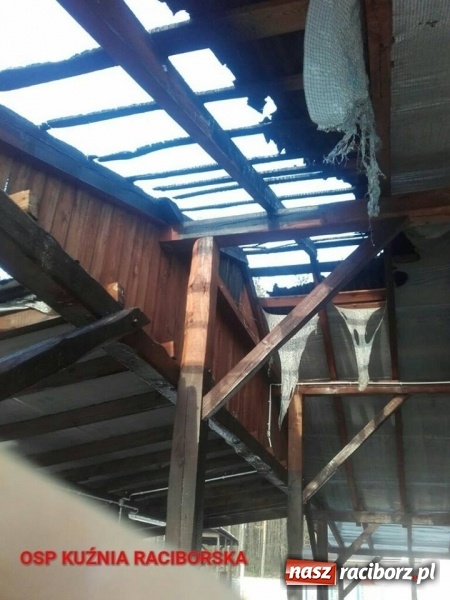 Zdjęcie w galerii na portalu naszraciborz.pl: Przy boisku w Rudzie Kozielskiej paliła się wiata wiadomości z regionu