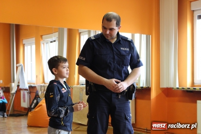 Zdjęcie w galerii na portalu naszraciborz.pl: Policja w domu kultury! Rozmowy o bezpieczeństwie w GCK w Nędzy wiadomości z regionu