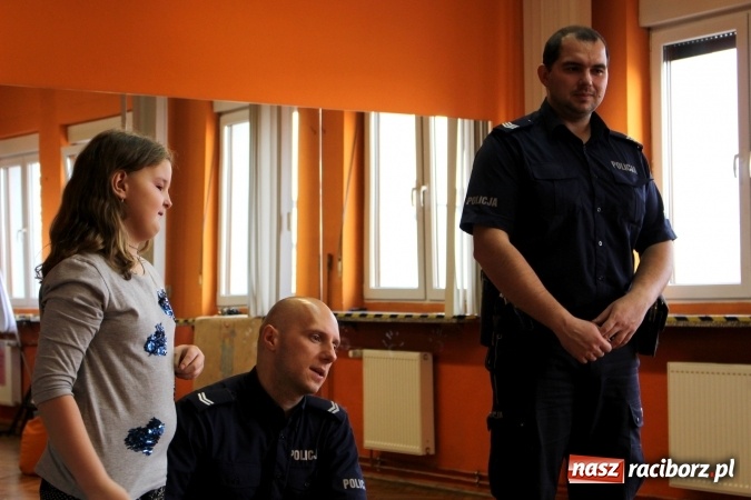 Zdjęcie w galerii na portalu naszraciborz.pl: Policja w domu kultury! Rozmowy o bezpieczeństwie w GCK w Nędzy wiadomości z regionu