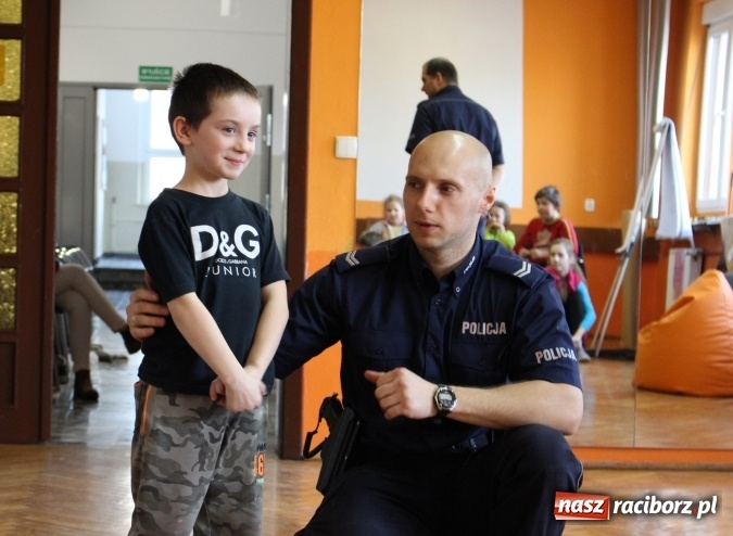 Zdjęcie w galerii na portalu naszraciborz.pl: Policja w domu kultury! Rozmowy o bezpieczeństwie w GCK w Nędzy wiadomości z regionu