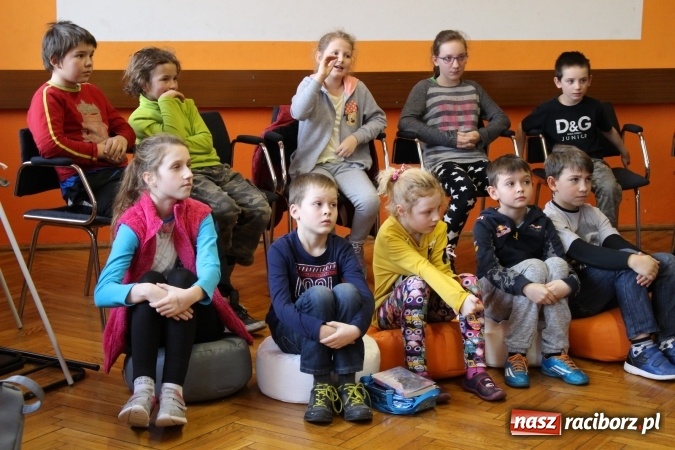 Zdjęcie w galerii na portalu naszraciborz.pl: Policja w domu kultury! Rozmowy o bezpieczeństwie w GCK w Nędzy wiadomości z regionu