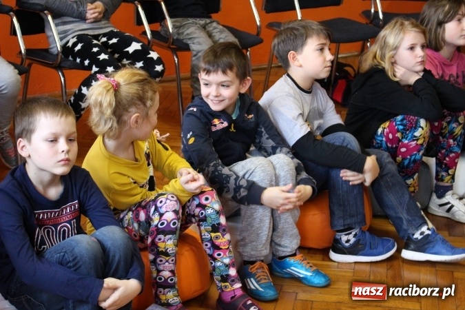 Zdjęcie w galerii na portalu naszraciborz.pl: Policja w domu kultury! Rozmowy o bezpieczeństwie w GCK w Nędzy wiadomości z regionu