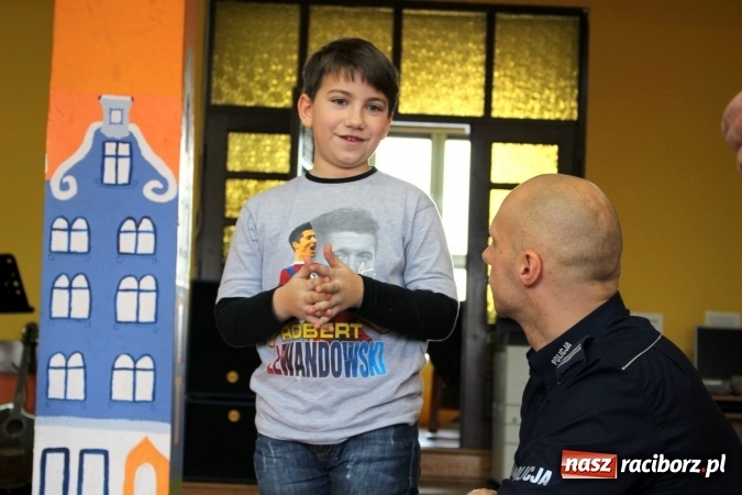 Zdjęcie w galerii na portalu naszraciborz.pl: Policja w domu kultury! Rozmowy o bezpieczeństwie w GCK w Nędzy wiadomości z regionu