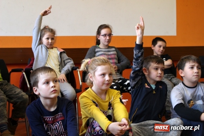 Zdjęcie w galerii na portalu naszraciborz.pl: Policja w domu kultury! Rozmowy o bezpieczeństwie w GCK w Nędzy wiadomości z regionu