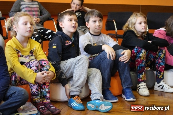 Zdjęcie w galerii na portalu naszraciborz.pl: Policja w domu kultury! Rozmowy o bezpieczeństwie w GCK w Nędzy wiadomości z regionu