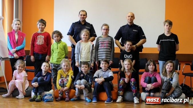 Zdjęcie w galerii na portalu naszraciborz.pl: Policja w domu kultury! Rozmowy o bezpieczeństwie w GCK w Nędzy wiadomości z regionu