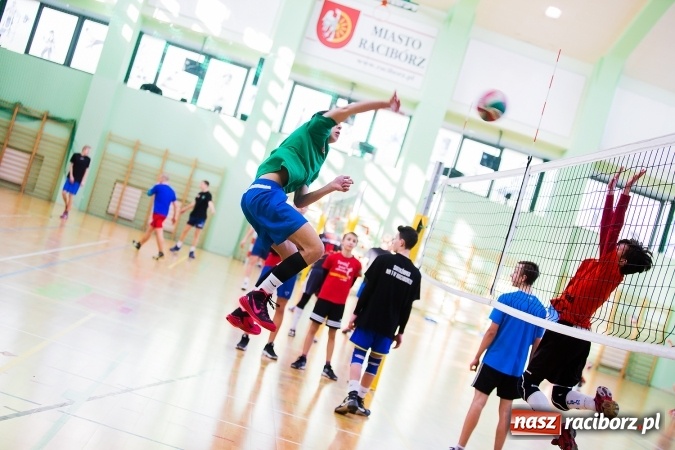 Zdjęcie w galerii na portalu naszraciborz.pl: Turniej dwójek siatkarskich w Arenie Rafako i MOS-ie wiadomości z regionu