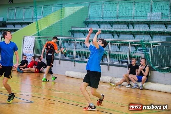 Zdjęcie w galerii na portalu naszraciborz.pl: Turniej dwójek siatkarskich w Arenie Rafako i MOS-ie wiadomości z regionu