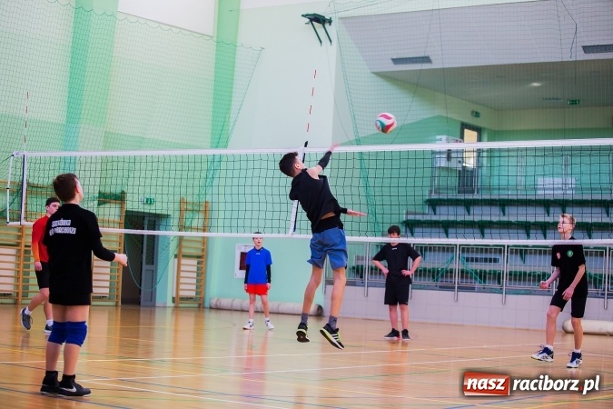 Zdjęcie w galerii na portalu naszraciborz.pl: Turniej dwójek siatkarskich w Arenie Rafako i MOS-ie wiadomości z regionu