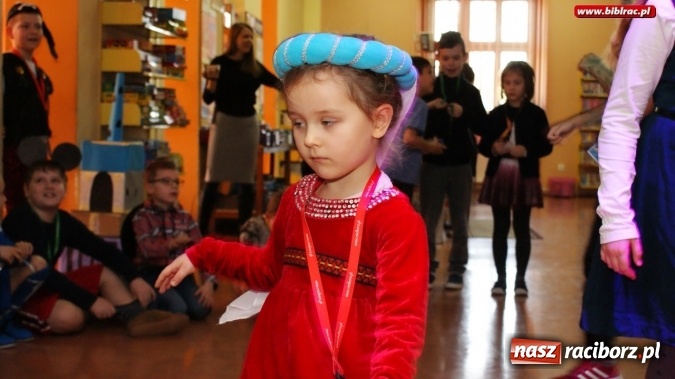 Zdjęcie w galerii na portalu naszraciborz.pl: Niech żyje bal!, czyli finałowe spotkanie w ramach Ferii z biblioteką wiadomości z regionu