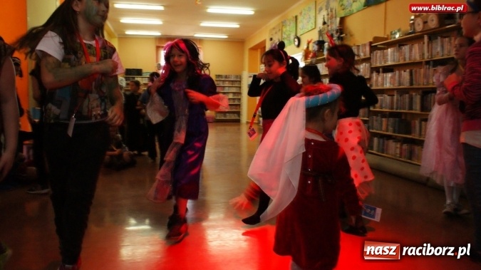 Zdjęcie w galerii na portalu naszraciborz.pl: Niech żyje bal!, czyli finałowe spotkanie w ramach Ferii z biblioteką wiadomości z regionu