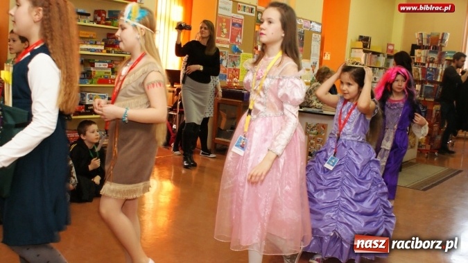 Zdjęcie w galerii na portalu naszraciborz.pl: Niech żyje bal!, czyli finałowe spotkanie w ramach Ferii z biblioteką wiadomości z regionu