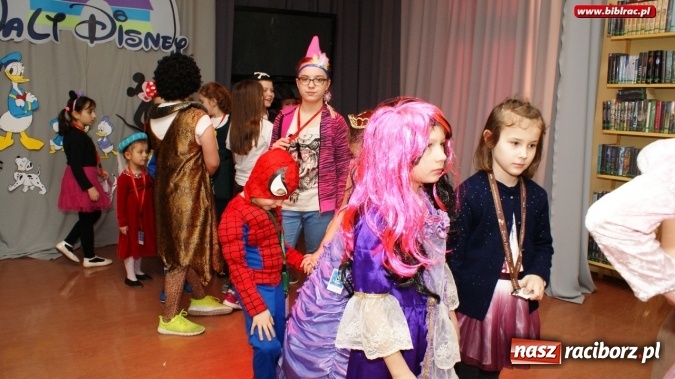 Zdjęcie w galerii na portalu naszraciborz.pl: Niech żyje bal!, czyli finałowe spotkanie w ramach Ferii z biblioteką wiadomości z regionu