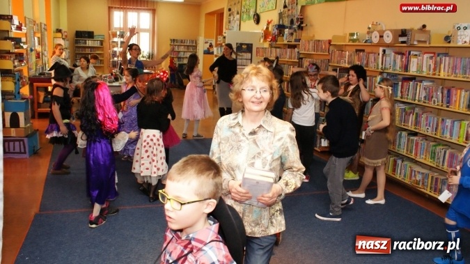 Zdjęcie w galerii na portalu naszraciborz.pl: Niech żyje bal!, czyli finałowe spotkanie w ramach Ferii z biblioteką wiadomości z regionu