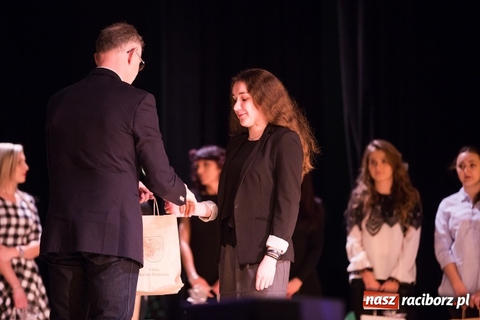 Zdjęcie w galerii na portalu naszraciborz.pl: Gala Szlachetnej Paczki w Raciborskim Centrum Kultury wiadomości z regionu