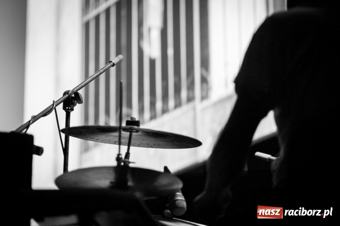 Zdjęcie w galerii na portalu naszraciborz.pl: Brzdąc i Czerwie - nieme kino i prawdziwa muzyka  wiadomości z regionu