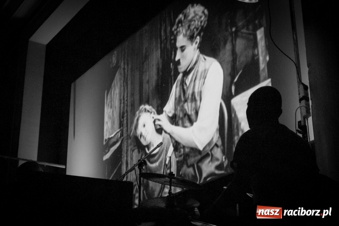 Zdjęcie w galerii na portalu naszraciborz.pl: Brzdąc i Czerwie - nieme kino i prawdziwa muzyka  wiadomości z regionu