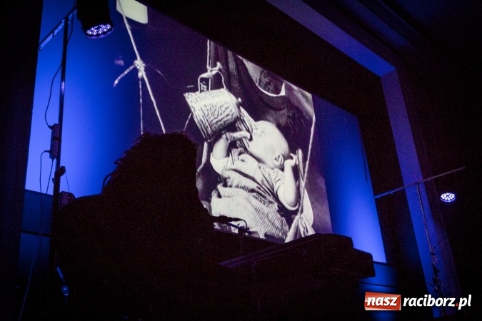 Zdjęcie w galerii na portalu naszraciborz.pl: Brzdąc i Czerwie - nieme kino i prawdziwa muzyka  wiadomości z regionu